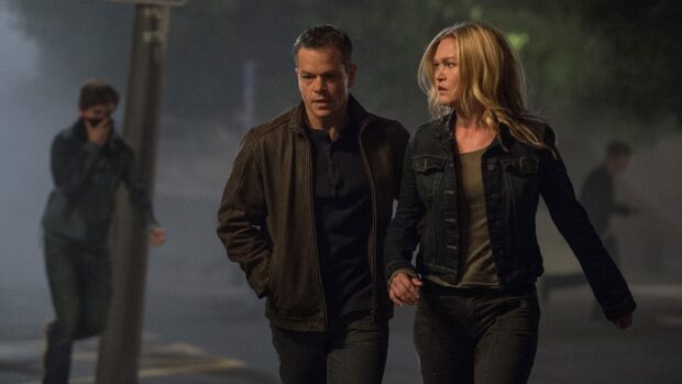 Julia Stiles wallpapers show her walking outdoors at night with a man, HD Desktop Wallpaper