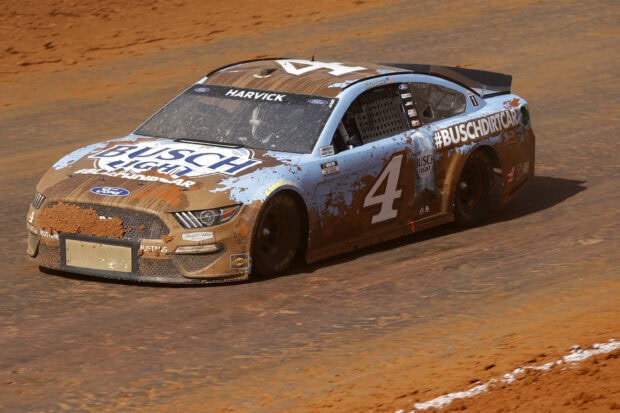 Kevin Harvick drives a dirt covered race car on a dirt track, 2K Desktop Wallpaper