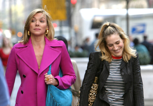 Kim Cattrall and Sarah Jessica Parker smiling on the street, 2K Desktop Wallpaper