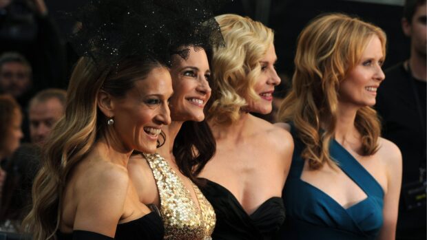 Kim Cattrall and her co stars smiling at a public event in elegant dresses, 4K Desktop Wallpaper
