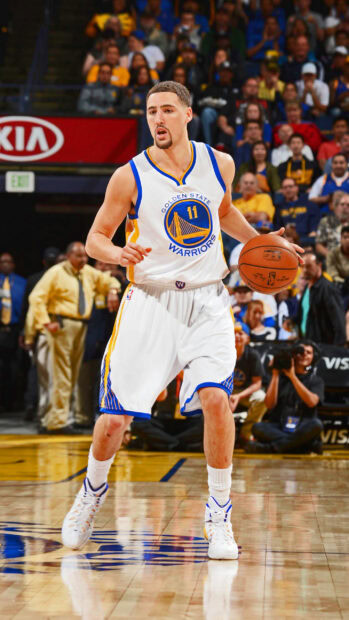 Klay Thompson dribbles the basketball during a Golden State Warriors game, 2K Phone Wallpaper