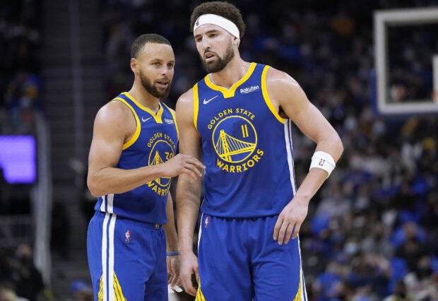Klay Thompson talks with a teammate during a basketball game, HD Desktop Wallpaper