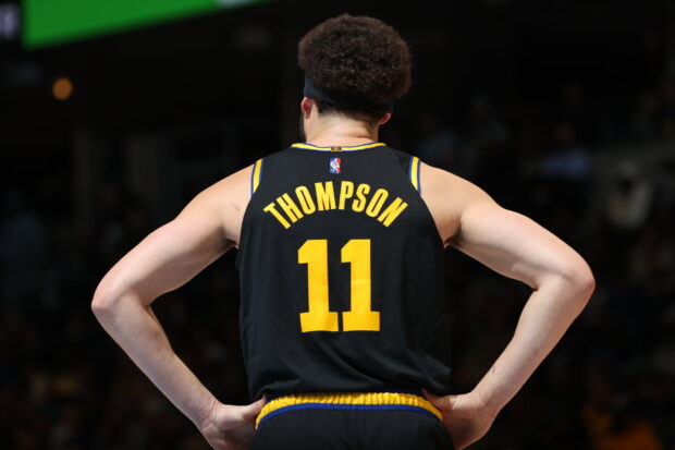 Klay Thompson basketball player with number 11 on his jersey during a game, HD Desktop Wallpaper