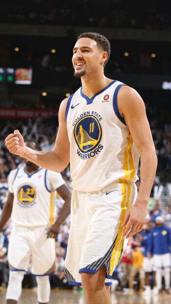 Klay Thompson celebrates a successful play during a Golden State Warriors game, HD Mobile Wallpaper