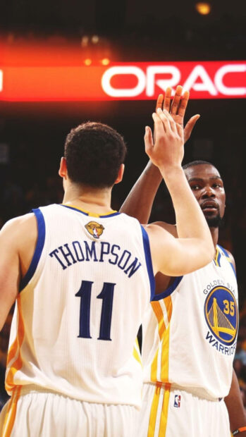 Klay Thompson celebrates with a teammate during a Golden State Warriors game, HD Phone Wallpaper