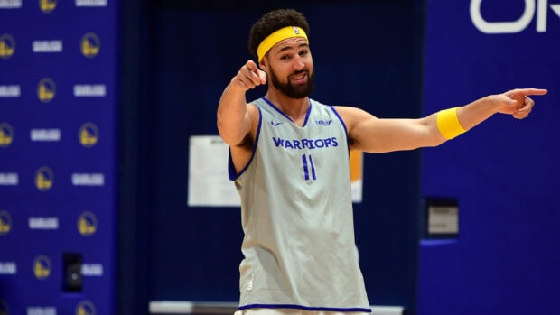 Klay Thompson is pointing during a Golden State Warriors basketball practice session, HD Desktop Wallpaper