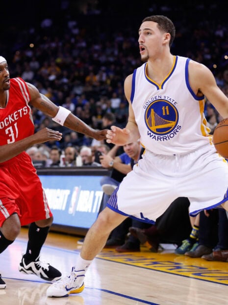 Klay Thompson drives to the basket while closely defended by an opponent, 2K Desktop Wallpaper