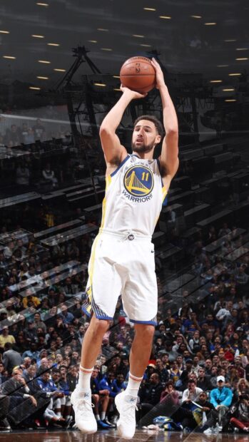Klay Thompson is executing a jump shot during a basketball game, HD Phone Wallpaper