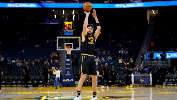 Klay Thompson practicing his shot on the basketball court, HD Desktop Wallpaper