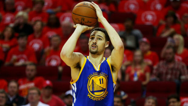 Klay Thompson is preparing to shoot during a basketball game with a focused expression, HD Desktop Wallpaper