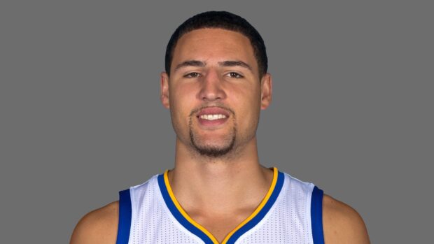 Klay Thompson is smiling and wearing a white basketball jersey with blue and yellow trim, HD Desktop Wallpaper