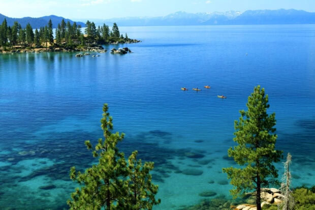 Crystal clear water with kayakers at Lake Tahoe Emerald Bay, HD Desktop Wallpaper