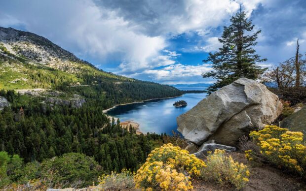 The clear blue water of Lake Tahoe Emerald Bay surrounded by forest and mountains, 2K Desktop Wallpaper