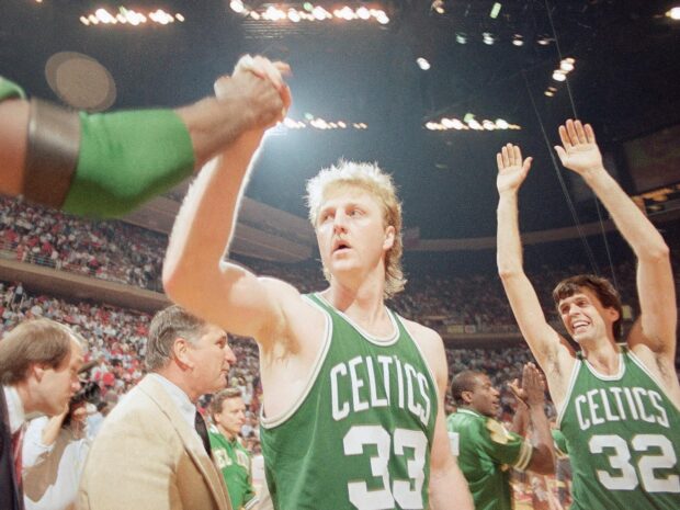Larry Bird celebrating with his teammates during a basketball game, HD Desktop Wallpaper