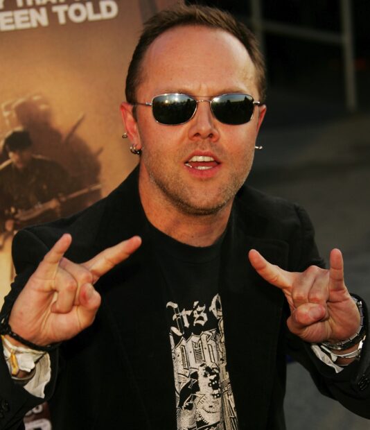 Lars Ulrich wearing sunglasses and making a hand gesture at an event, HD Desktop Wallpaper