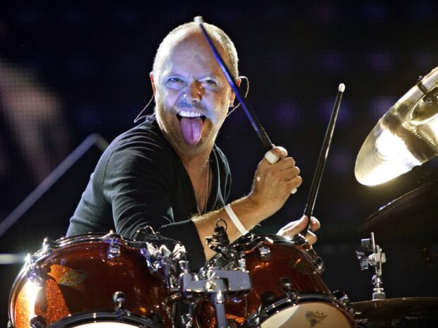 Lars Ulrich is performing passionately behind the drum set on stage, HD Desktop Wallpaper