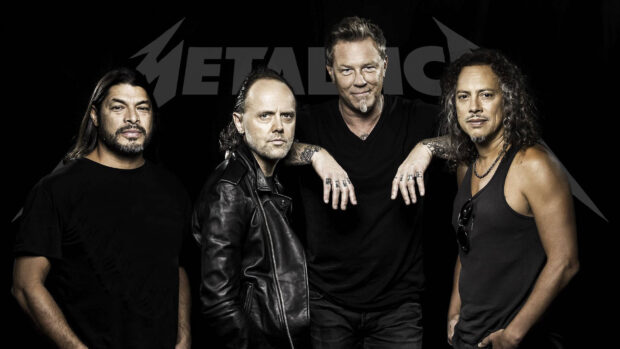 Lars Ulrich stands with Metallica band in black outfits, HD Desktop Wallpaper