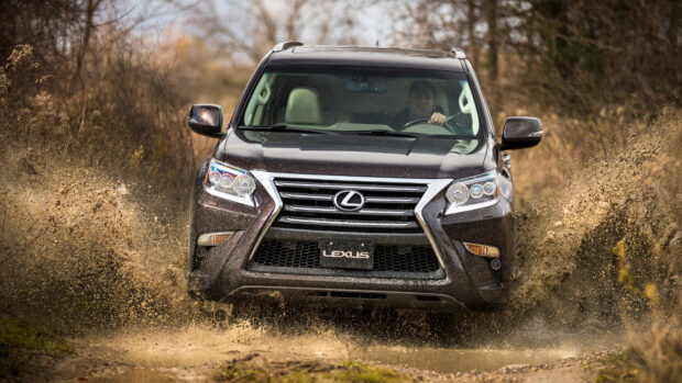 A Lexus GX driving fast through mud in a forest trail, 4K Desktop Wallpaper