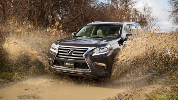A Lexus GX drives through a muddy path splashing water on both sides, 2K Desktop Wallpaper