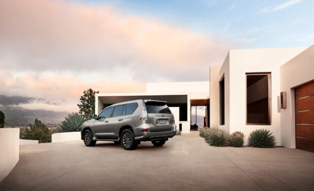 A silver Lexus GX is parked in front of a modern white house with a scenic mountain view, HD Desktop Wallpaper