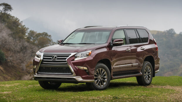 A Lexus Gx is parked on grass with trees and hills in the background, 4K Desktop Wallpaper