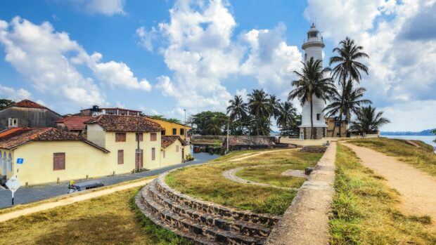 A scenic view of a lighthouse and old houses under blue sky in Sri Lanka Wallpapers, HD Desktop Wallpaper
