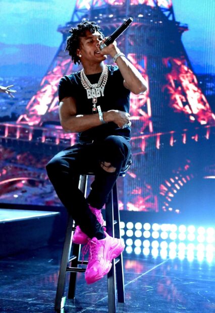Lil Baby is singing into a microphone wearing bright pink shoes, 2K Mobile Wallpaper