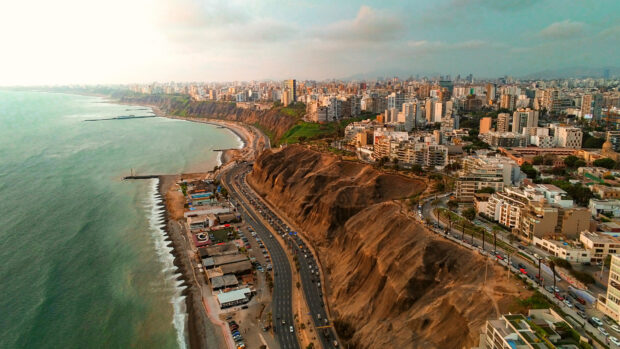 The Lima Peru city coastline stretches along rugged cliffs beside the ocean, Lima Peru Wallpapers, HD Desktop Wallpaper