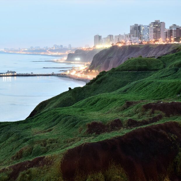 The green cliffs overlooking Lima Peru cityscape at dusk, HD Desktop Wallpaper