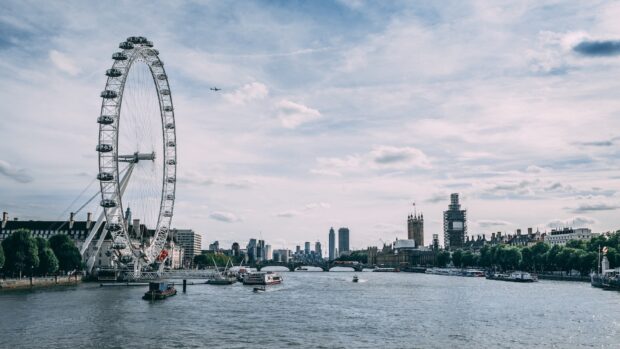 The River Thames captures iconic London landmarks under a partly cloudy sky, HD Desktop Wallpaper