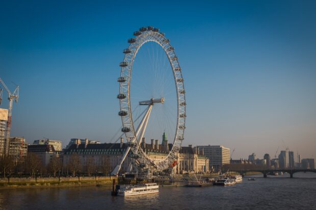 The London Eye stands tall near the river with clear skies in the background, HD Desktop Wallpaper