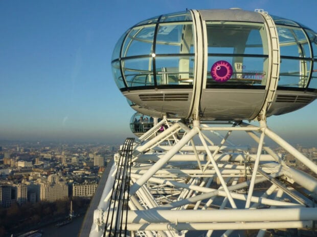 The London Eye cabins are shown with a clear blue sky, 2K Desktop Wallpaper