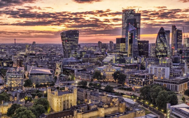The London skyline shows historic and modern buildings under a colorful sunset sky, 2K Desktop Wallpaper