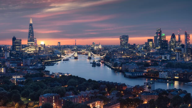 The London skyline displays iconic buildings along the River Thames at sunset with a colorful sky, 4K Desktop Wallpaper