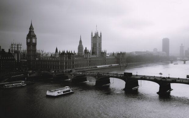 A cloudy view of the River Thames flowing past the Palace of Westminster, HD Desktop Wallpaper