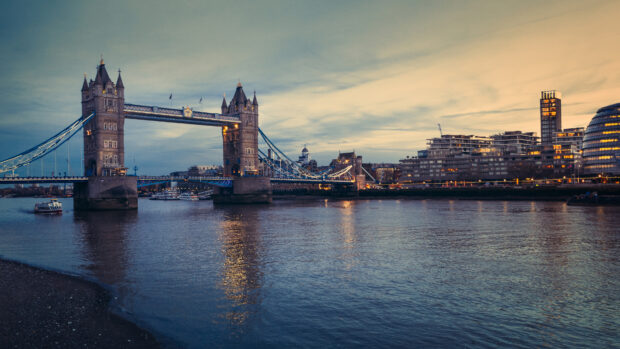 The river Thames flows calmly, 4K Desktop Wallpaper