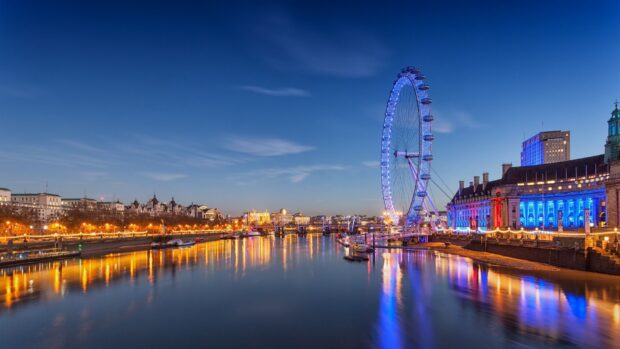 The Thames is calm and lit by city lights, HD Desktop Wallpaper