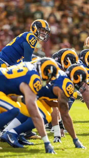 The Los Angeles Rams players are preparing for a play during the football game, HD Mobile Wallpaper