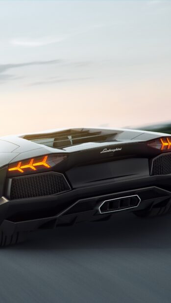 Hình ảnh phía sau của một chiếc xe thể thao Lamborghini với đèn hậu sáng trên đường, Hình nền điện thoại 4K