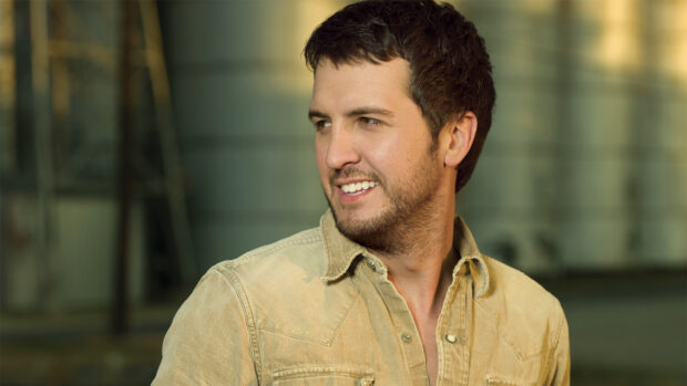 Luke Bryan smiles looking to the side in a casual setting, HD Desktop Wallpaper