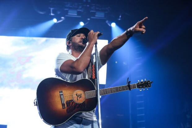 Luke Bryan is singing and playing the guitar during a concert, HD Desktop Wallpaper