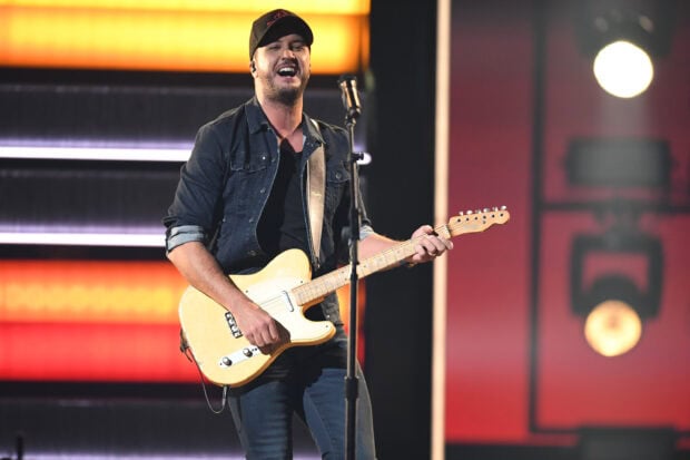 Luke Bryan is performing live playing his guitar with bright stage lights, 2K Desktop Wallpaper