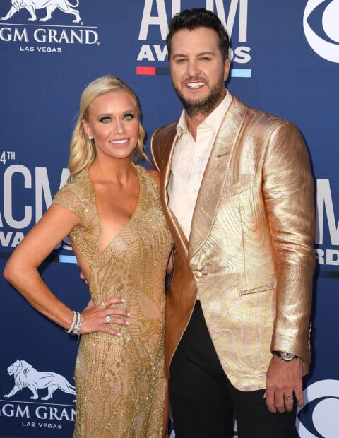 Luke Bryan smiles while standing with a woman at the ACM Awards event, HD Desktop Wallpaper