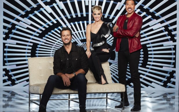 Luke Bryan poses with two fellow singers against abstract circular background, 2K Desktop Wallpaper