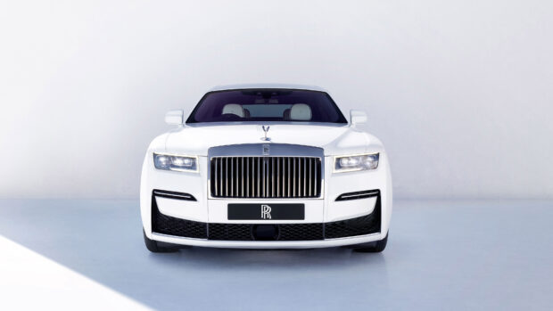 A luxury Rolls Royce Ghost car is shown facing forward with clear headlights, 4K Desktop Wallpaper