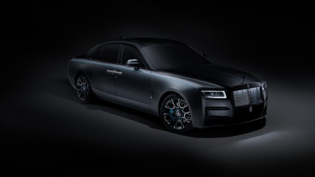 A sleek black Rolls Royce Ghost is shown in a dark setting with stylish wheels, 4K Desktop Wallpaper