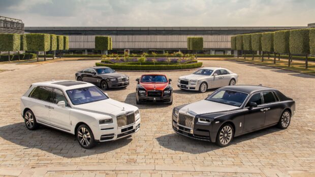 A lineup of Rolls Royce Ghost cars parked on a cobblestone courtyard under a cloudy sky, 4K Desktop Wallpaper