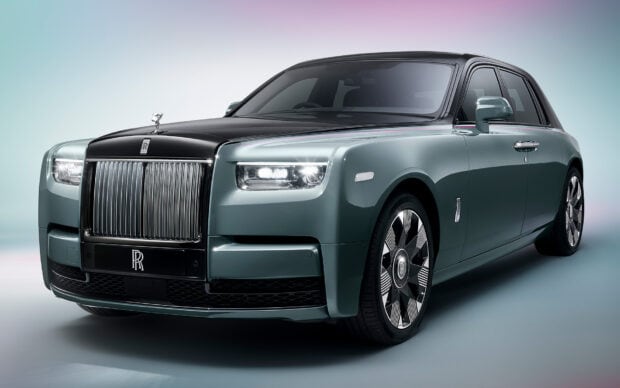 A luxury Rolls Royce Phantom is shown from the front with shining headlights and a glossy finish, HD Desktop Wallpaper