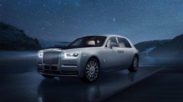 A silver Rolls Royce Phantom is parked by a lake with starry sky in the background, 2K Desktop Wallpaper