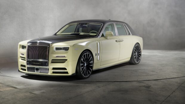 A luxury Rolls Royce Phantom with custom paint and black roof in a studio, 4K Desktop Wallpaper